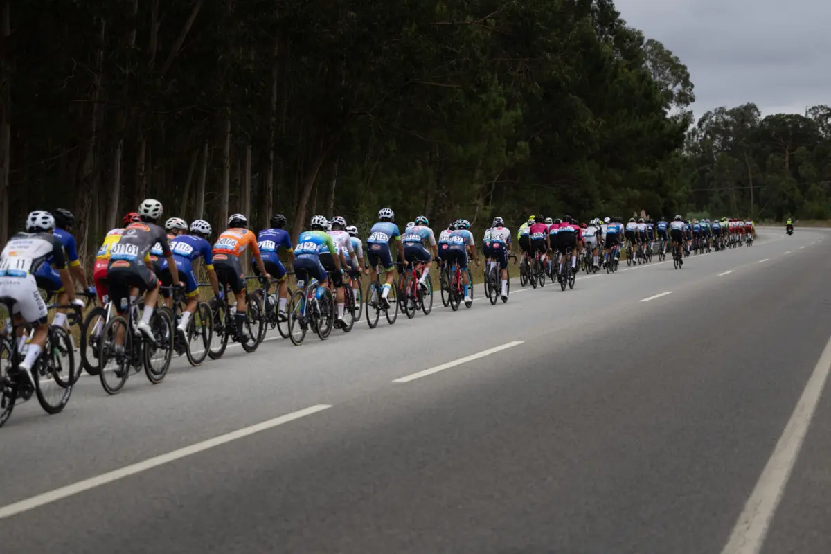 Imagem de contexto do artigo Manter a pressão dos pneus até ao sprint final: como se pedala numa etapa do Grande Prémio JN