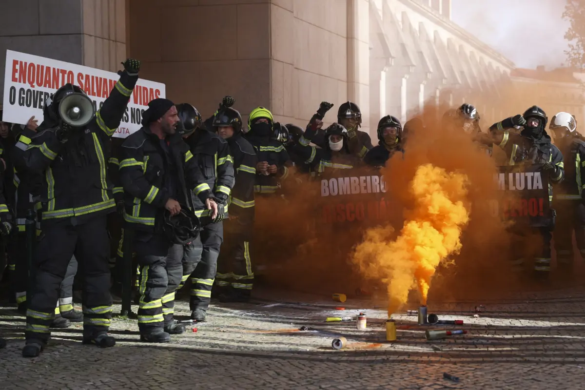 Imagem de contexto do artigo Negociações entre sapadores-bombeiros e Governo. "Seria útil o primeiro-ministro ouvir o que os sindicatos têm para dizer"