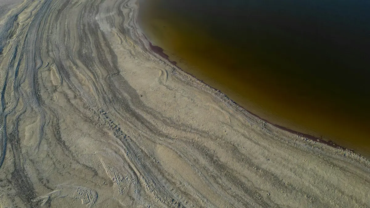 A Rússia calcula que cerca de três toneladas de combustível tenham ido parar à água e que o resto esteja a vazar dos petroleiros afundados