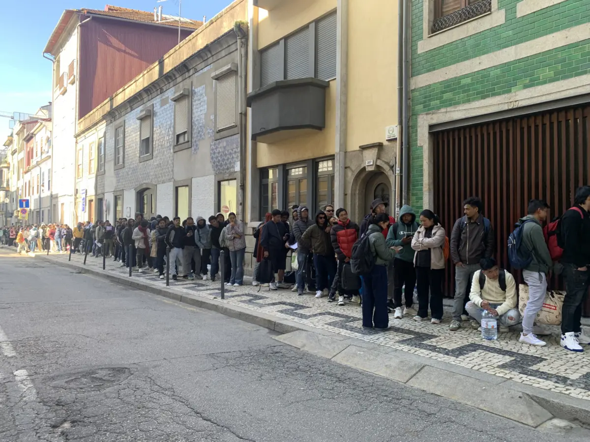 Imagem de contexto do artigo "Passámos a noite na calçada." Imigrantes dormem na rua para serem atendidos pelos serviços consulares