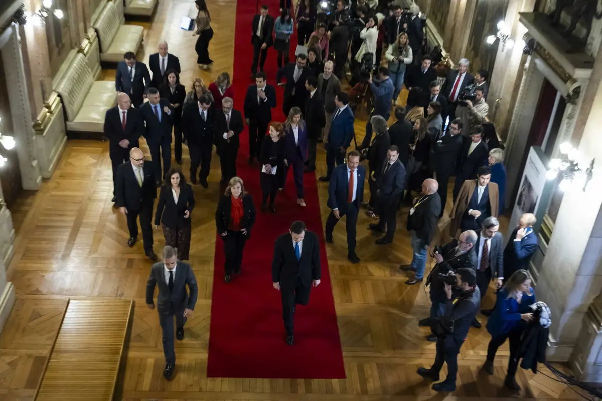 Imagem de contexto do artigo Propostas de última hora tornaram incerto desfecho da confiança: chumbo seguido de silêncio absoluto no hemiciclo. Tem a palavra Marcelo