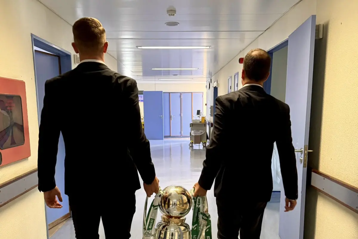 Imagem de contexto do artigo Varandas e Gyökeres visitaram Manuel Fernandes e levaram a taça de campeão nacional