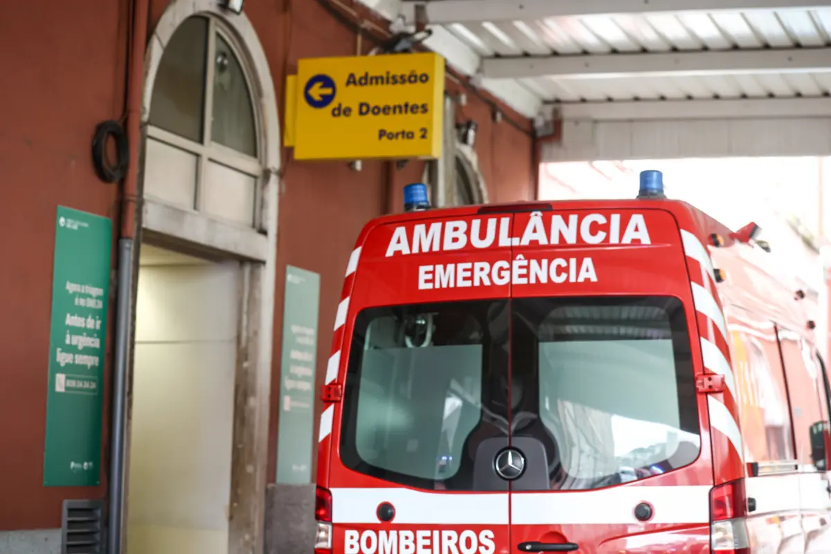 Imagem de contexto do artigo Dois bombeiros e uma enfermeira feridos com gravidade em colisão entre ambulância e camião na A28