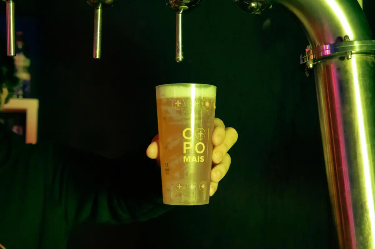 Imagem de contexto do artigo "Pioneiros e visionários." Lisboa tem novo sistema de copos reutilizáveis no Bairro Alto