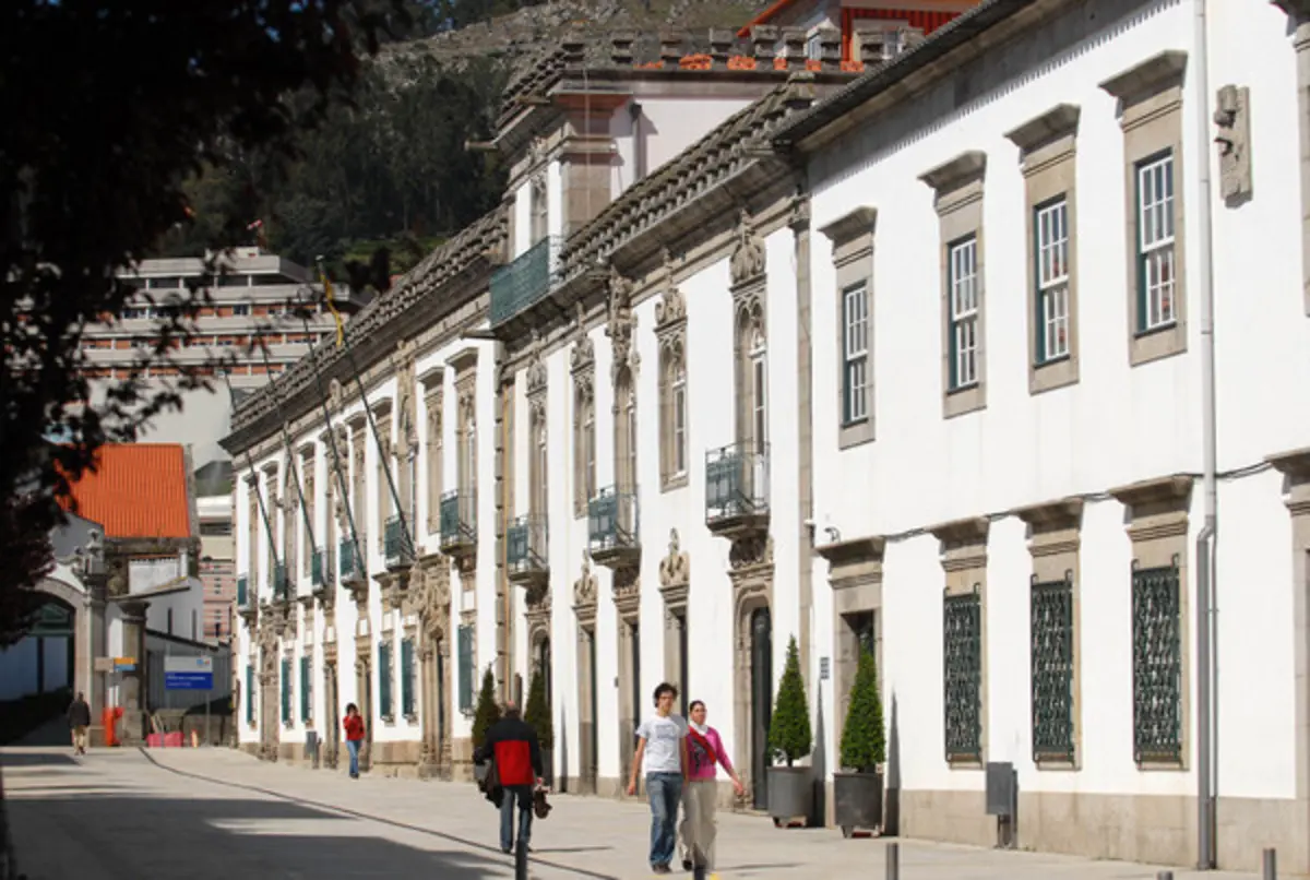 Imagem de contexto do artigo "Uma injustiça." Transportes públicos entre Viana do Castelo e Porto passam a custar 200 euros por mês