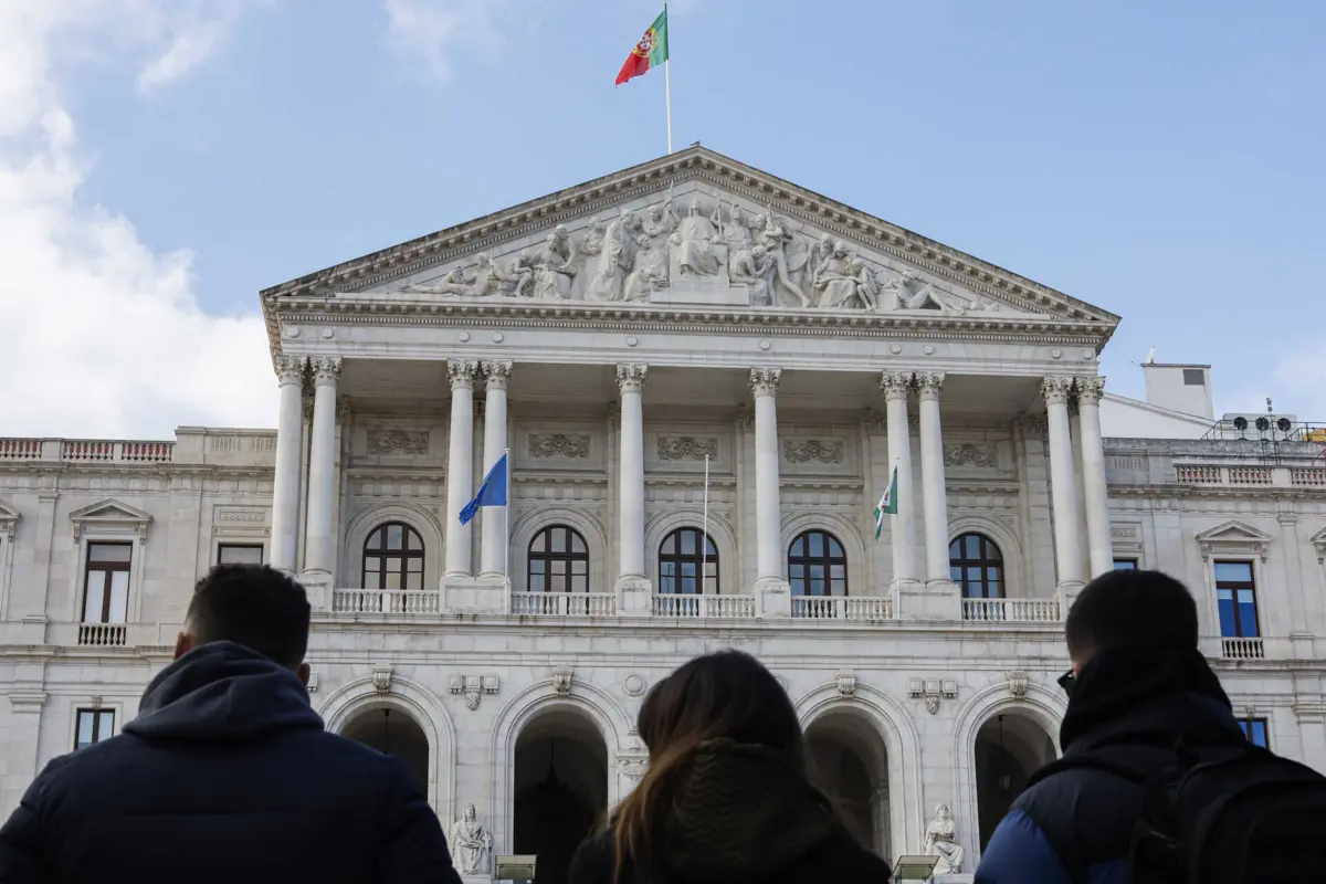 Os agentes da PSP e GNR protestam em frente à Assembleia da República