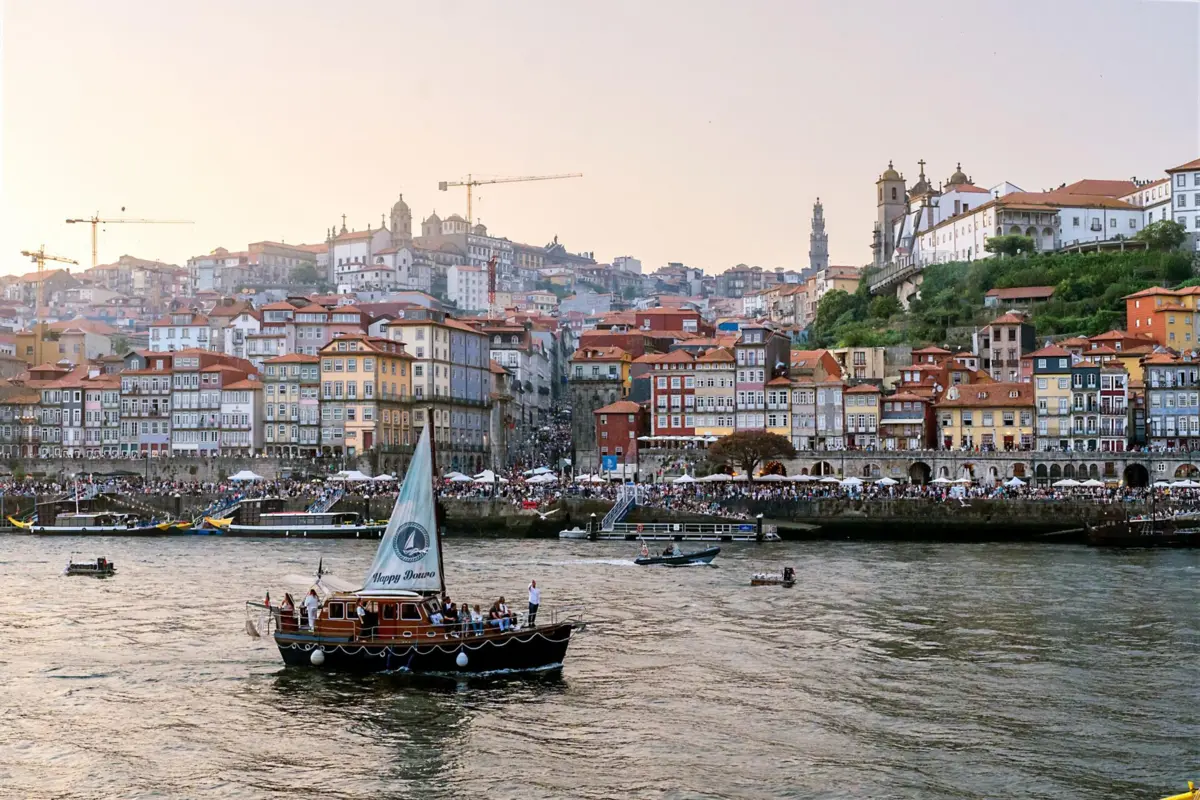 Imagem de contexto do artigo Air Invictus: aviões e acrobacias regressam às margens do Douro nas vésperas do São João