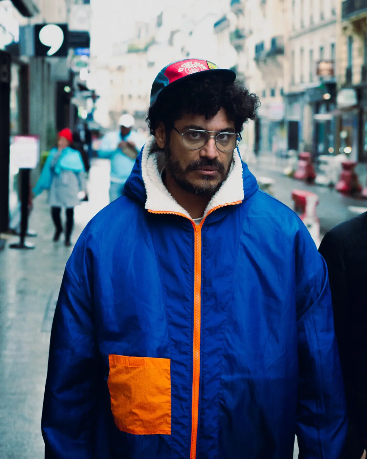 Imagem de contexto do artigo "Com 50 anos sinto que tenho de remar tudo de novo." Criolo, o artista que "é de tudo um pouco" em palco