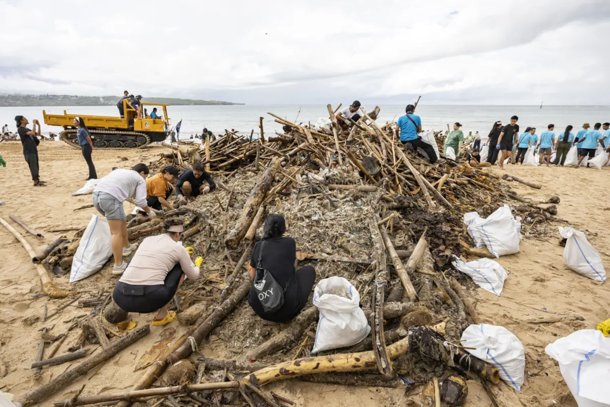 Imagem de contexto do artigo Chuvas das monções provocam uma das piores acumulações de plásticos nas praias de Bali