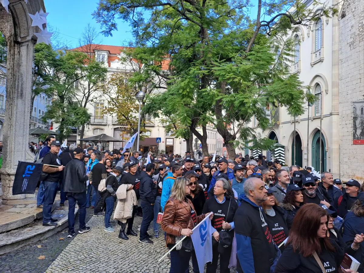 Imagem de contexto do artigo Milhares de trabalhadores dos impostos marcham até ao Parlamento por melhores condições