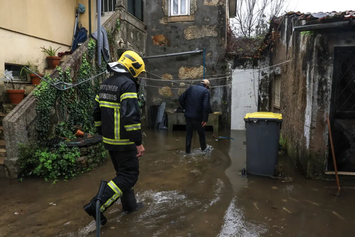 Imagem de contexto do artigo Mapa "mais complicado do que é habitual": prolongado aviso laranja devido à chuva em nove distritos