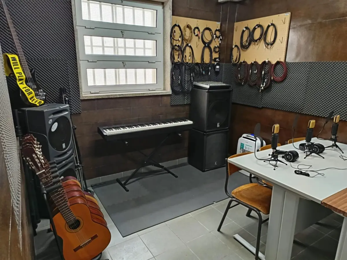 Imagem de contexto do artigo O "gosto pela rádio" que não acaba quando saem em liberdade: reclusos tomam conta do estúdio em Aveiro