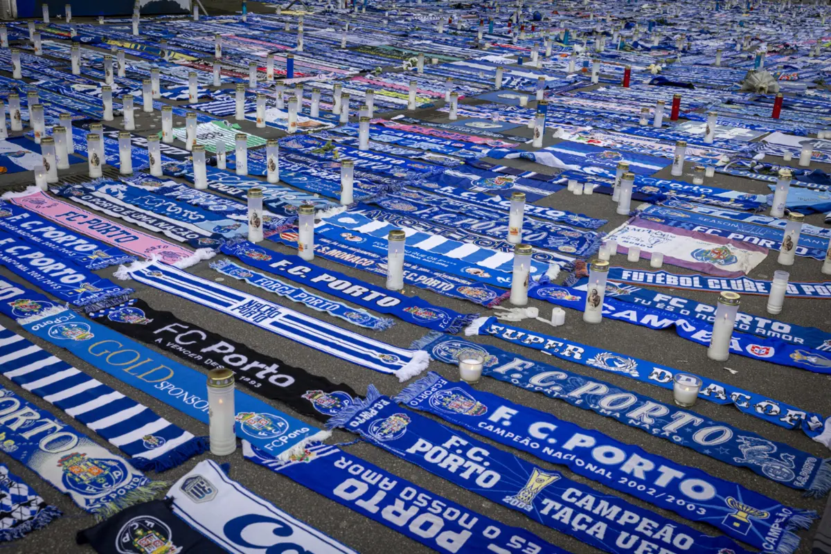 Imagem de contexto do artigo FC Porto vai recolher objetos deixados no Dragão em homenagem a Pinto da Costa e criar memorial permanente