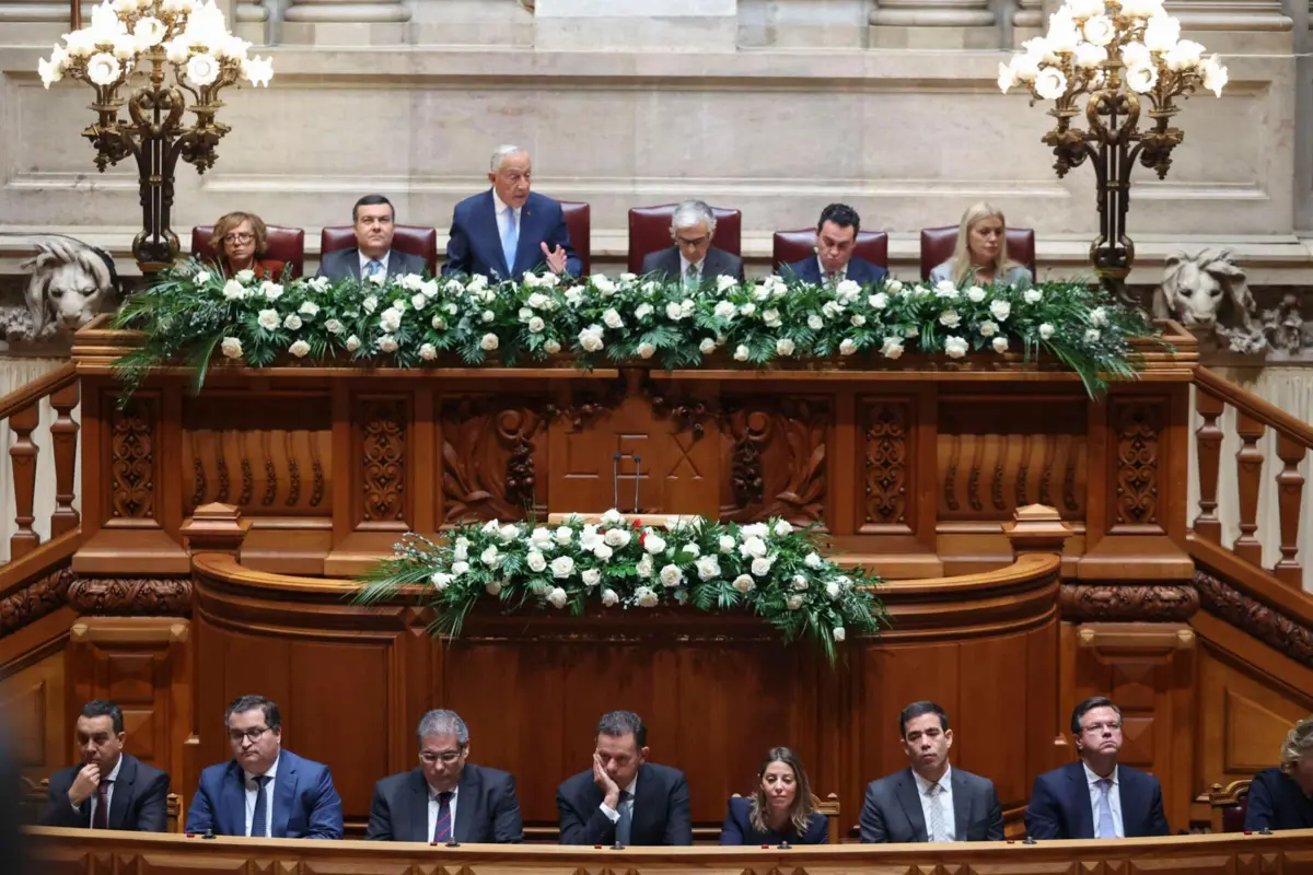 Imagem de contexto do artigo Rosas vs cravos, "vitória da coragem" ou "revisitar a História": "temperança venceu a 25 de Novembro", mas não no Parlamento