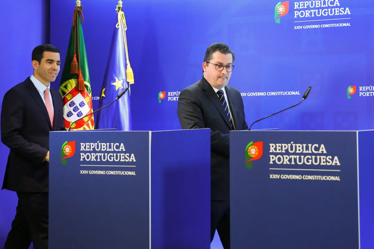 O ministro da Presidência, António Leitão Amaro, e o ministro das Finanças, Joaquim Miranda Sarmento