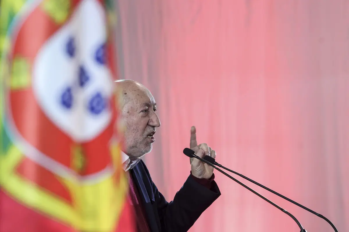 Imagem de contexto do artigo António Filipe atira aos candidatos do "consenso neoliberal" e diz que futuro dos jovens "não pode ser a emigração forçada"