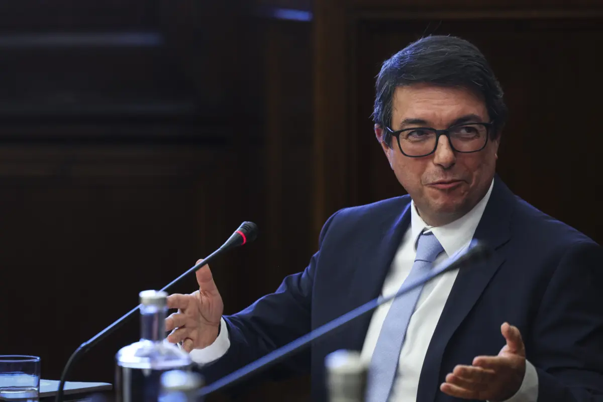 Imagem de contexto do artigo Diretor do SNS considera “perfeitamente possível” um médico ganhar 400 mil euros por cirurgias adicionais