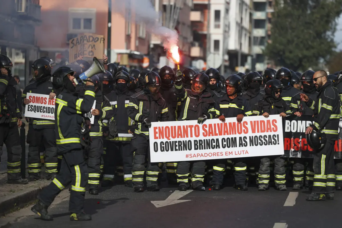 Imagem de contexto do artigo "Liga não faz bem aos bombeiros." Sapadores arrasam António Nunes e fazem pedido ao Parlamento