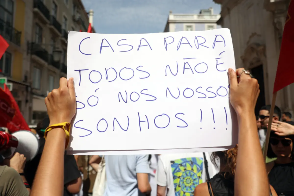 Imagem de contexto do artigo "Abril exige casa para viver." Centenas de pessoas manifestam-se em Lisboa em defesa do direito à habitação