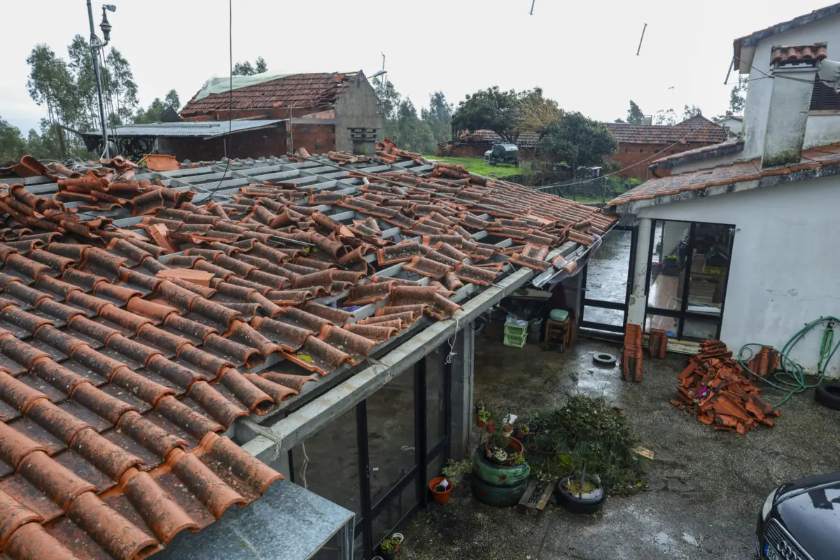 Imagem de contexto do artigo Homem morre em Porto de Mós após queda de telhado que reparava