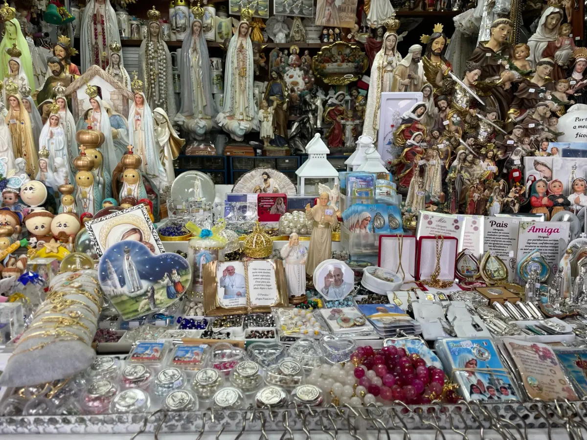 Imagem de contexto do artigo "Ainda está muito na memória." Peregrinos em Fátima compram mais produtos do Papa Francisco