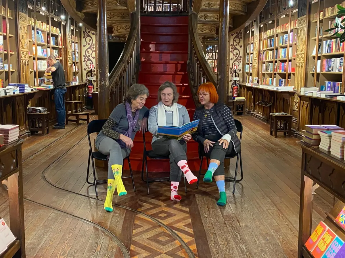 Imagem de contexto do artigo "Como não posso viajar, viajo nos livros." Livraria Lello lança clube de leitura para idosos