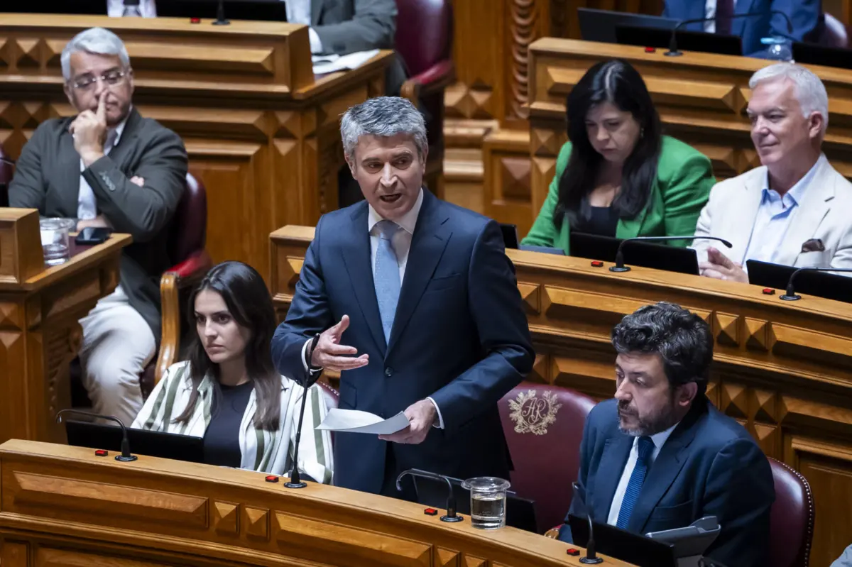 Imagem de contexto do artigo Carneiro desafia Montenegro a "despartidarizar" Administração Pública