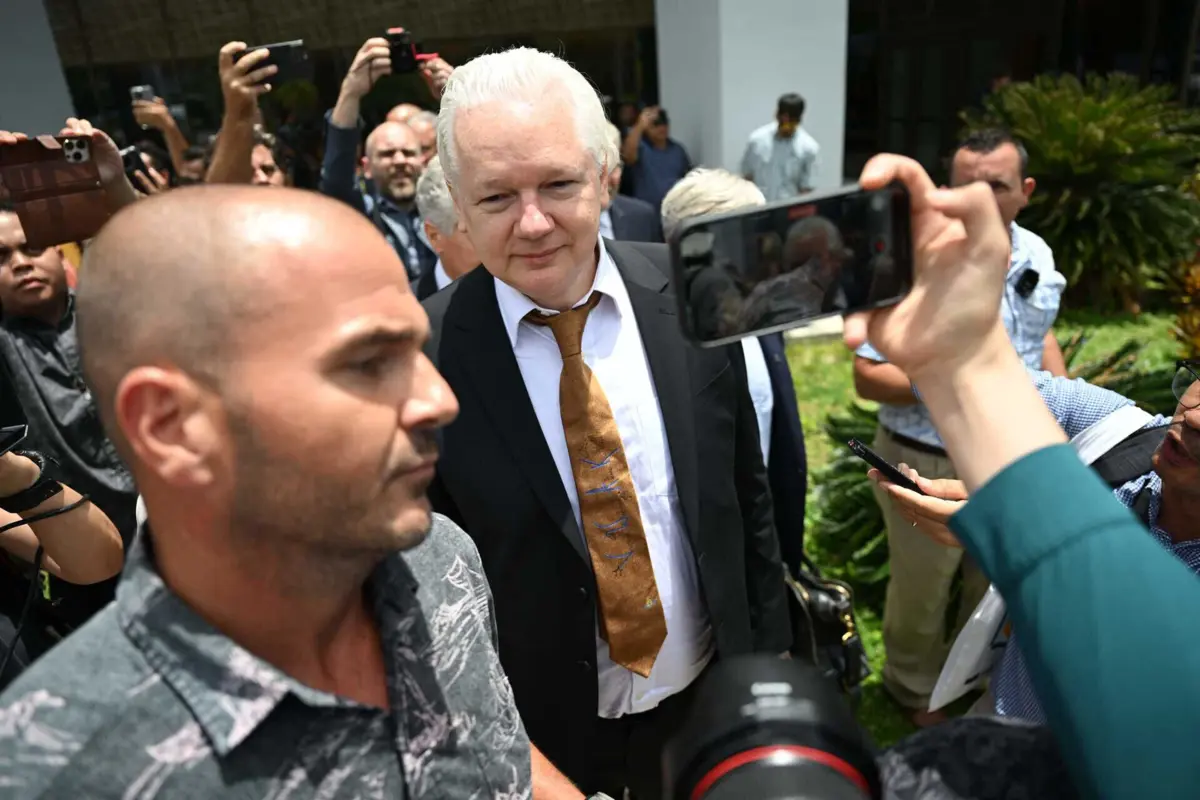 Julian Assange à saída do tribunal na ilha de Saipan