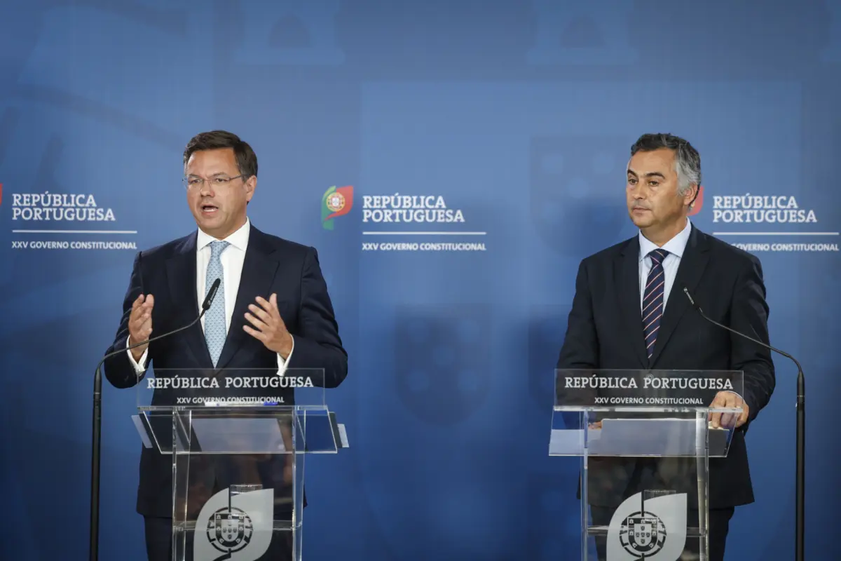 O ministro da Reforma do Estado ladeado pelo ministro da Educação, Ciência e Inovação