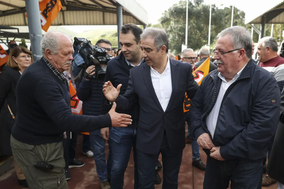 José Manuel Bolieiro, ao centro