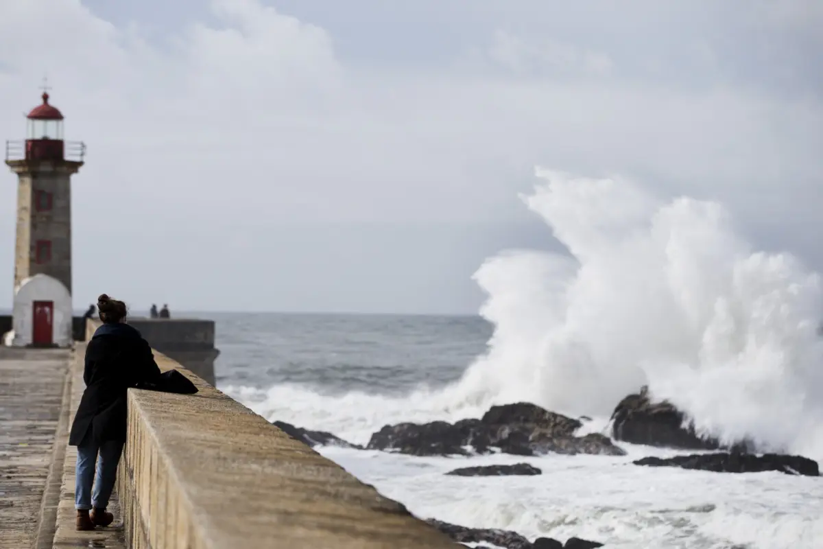 Imagem de contexto do artigo Ondas até 12 metros. IPMA sobe para dez os distritos sob aviso laranja