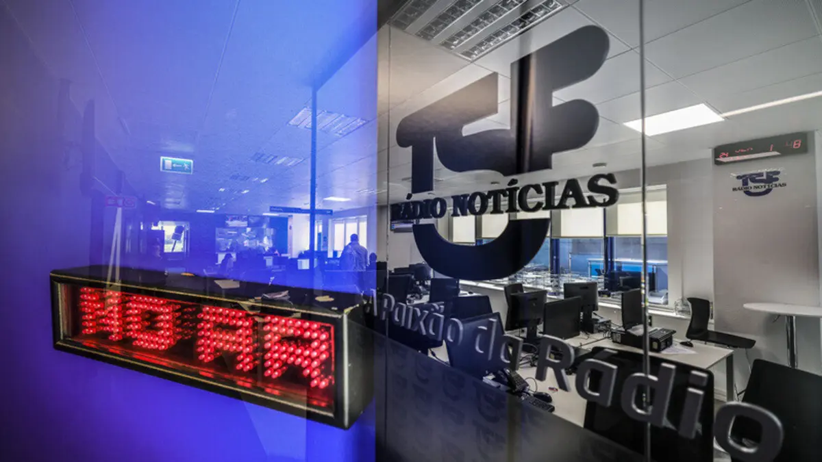 Imagem de contexto do artigo TSF, uma rádio duas emissões. Noite eleitoral em antena e Benfica-Estoril online