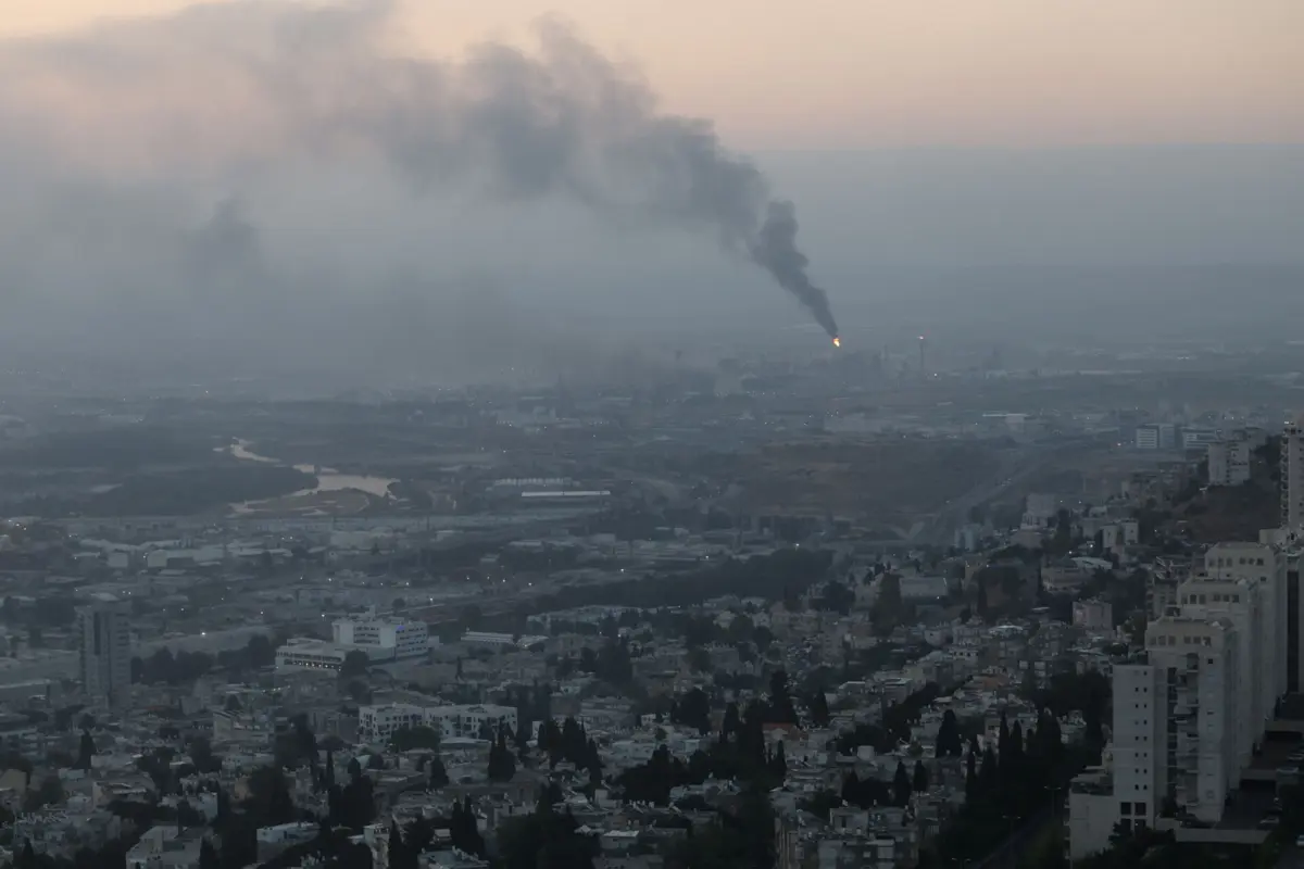 Imagem de contexto do artigo "Crimes de guerra da maior gravidade." Israel intensifica ataques contra "alvos estratégicos" em Teerão