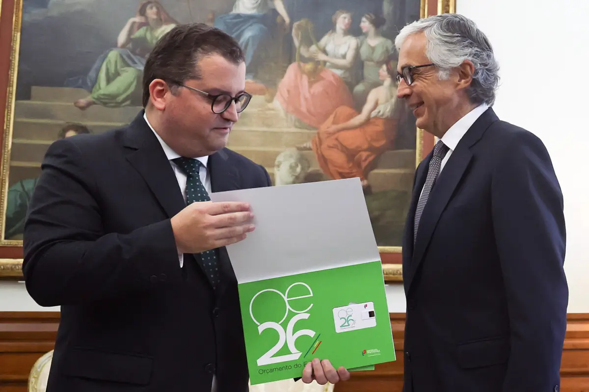 Imagem de contexto do artigo Governo prevê excedente de 0,3% este ano e 0,1% em 2026