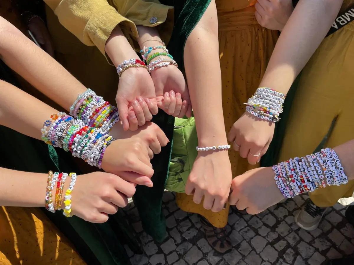 As pulseiras da amizade são feitas de missangas e têm várias cores