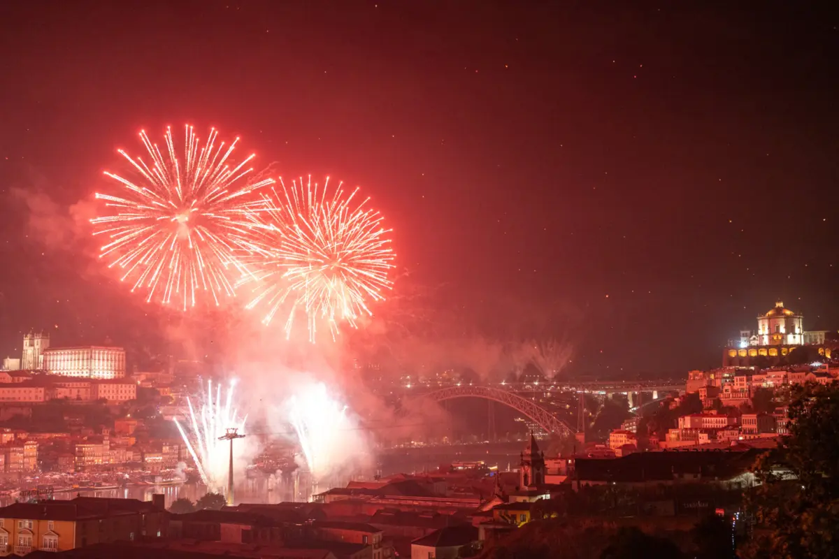Imagem de contexto do artigo "Espetáculos foram proibidos de forma cega." Setor pirotécnico critica restrições em cidades e zonas costeiras