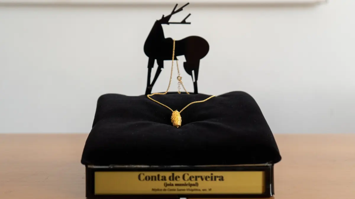 Para fazer uma réplica desta conta suevo-visigótica vão ser necessários nove gramas de prata dourada ou de ouro