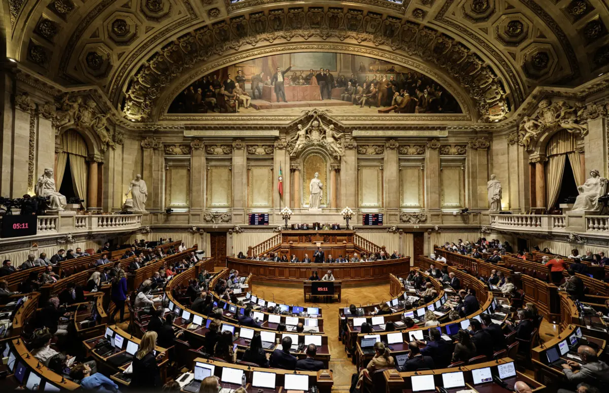 Imagem de contexto do artigo Orçamento do Estado para 2025 aprovado na generalidade com votos a favor do PSD e CDS e abstenção do PS