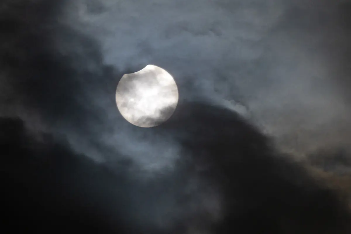 Imagem de contexto do artigo De Greenwich aos Açores: as imagens do eclipse solar parcial