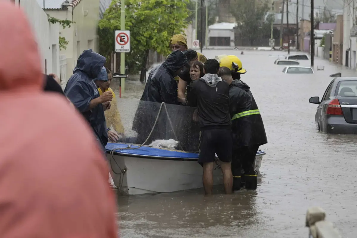 A cidade recebeu 400 milímetros de chuva em oito horas na sexta-feira, o equivalente ao que normalmente cai num ano