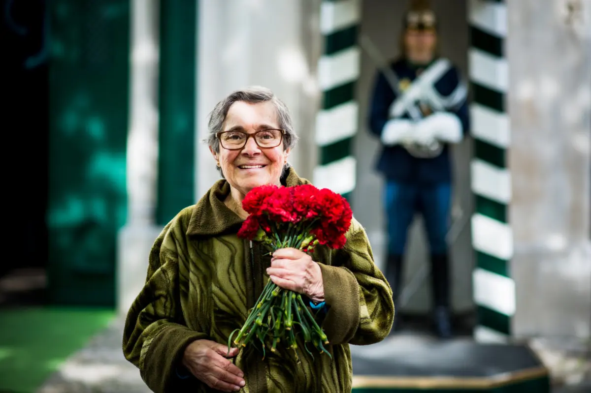 Celeste Caeiro distribuiu os cravos no 25 de Abril, ficando conhecida como "Celeste dos Cravos"