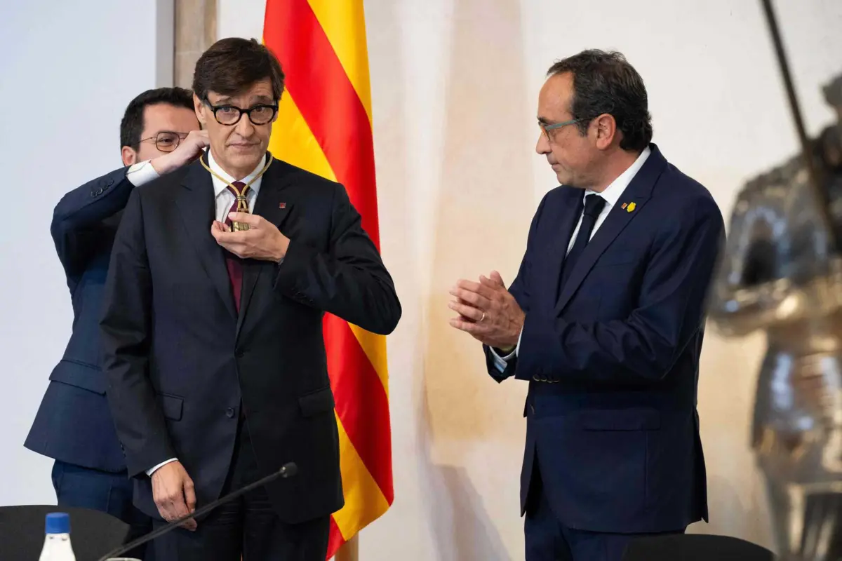 O presidente cessante, Pere Aragonês, impôs a medalha a Illa correspondente à sua nova responsabilidade institucional