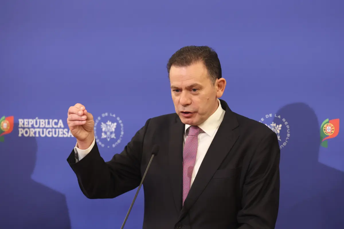 Imagem de contexto do artigo "Estou aqui para dar e durar." Montenegro garante que não vai desistir e acusa oposição de "trair interesse nacional"