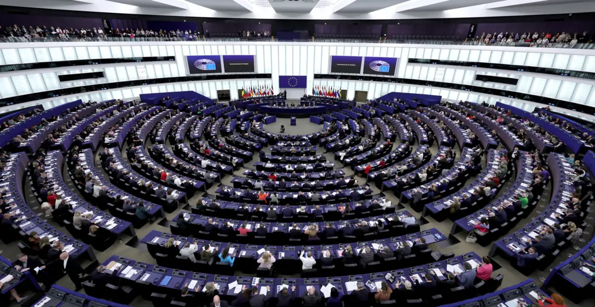 Imagem de contexto do artigo Parlamento Europeu dá luz verde a novas cartas que possibilitam condução aos 17 anos ao lado de condutor experiente