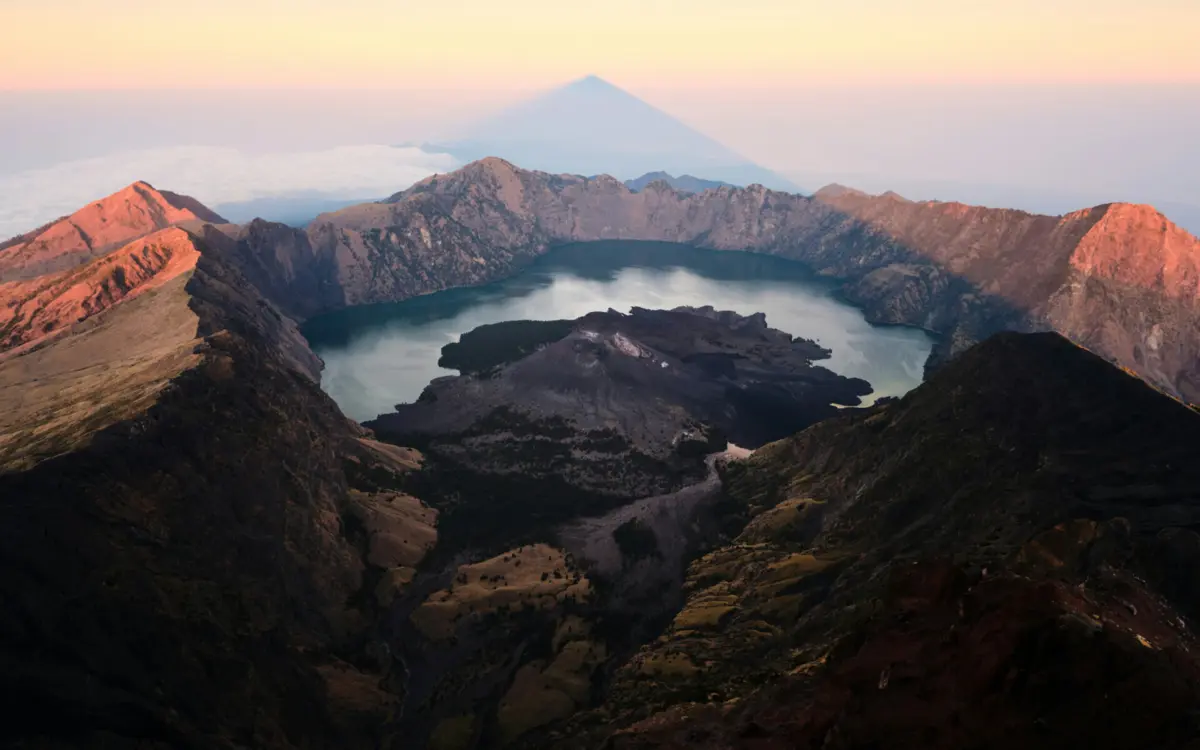 O vulcão Rinjani tem cerca de 3700 metros de altura