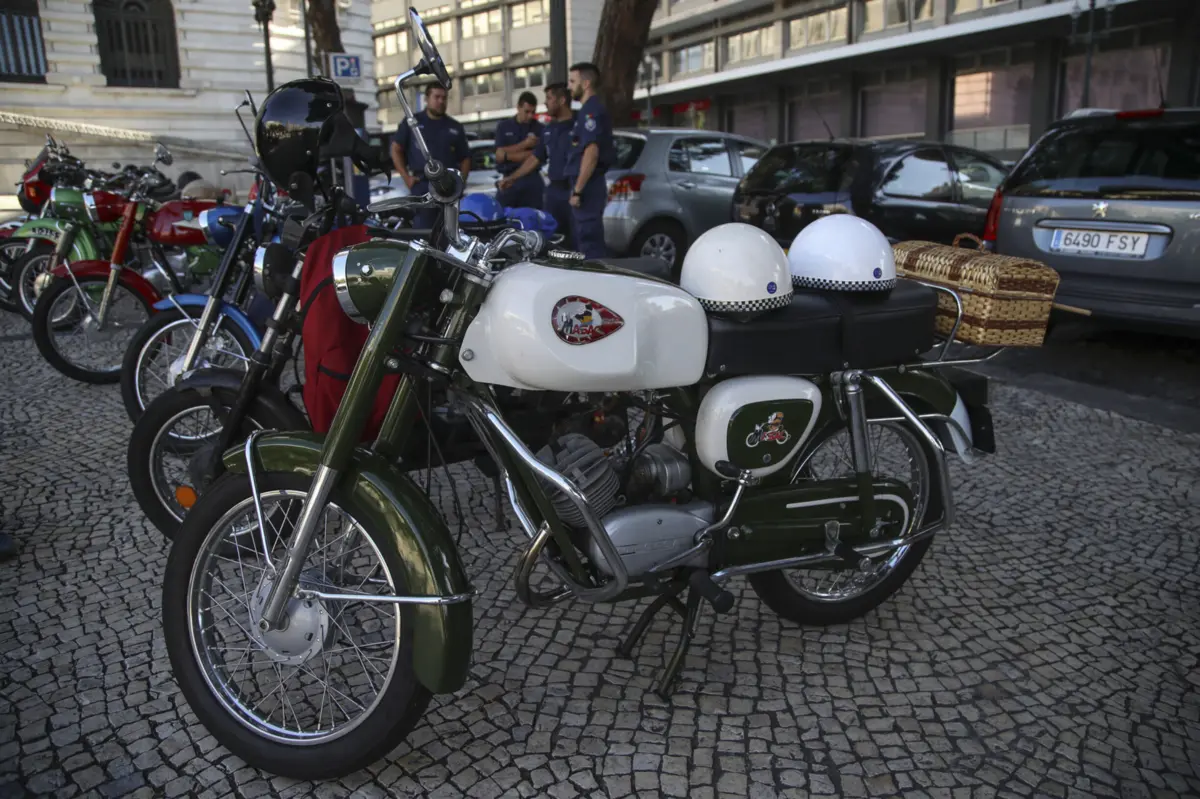 Imagem de contexto do artigo Motos a ultrapassar pela direita, circular entre carros e fim da inspeção: "projeto de lei suicida" ou "regulação de prática"?
