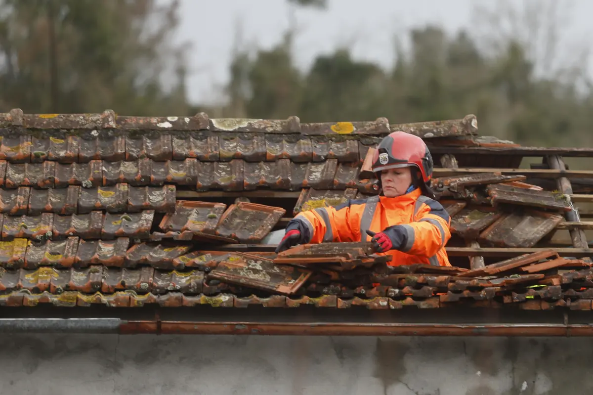 Imagem de contexto do artigo Situação de calamidade prolongada até dia 15, homem morre após queda de telhado e risco agravado de cheias