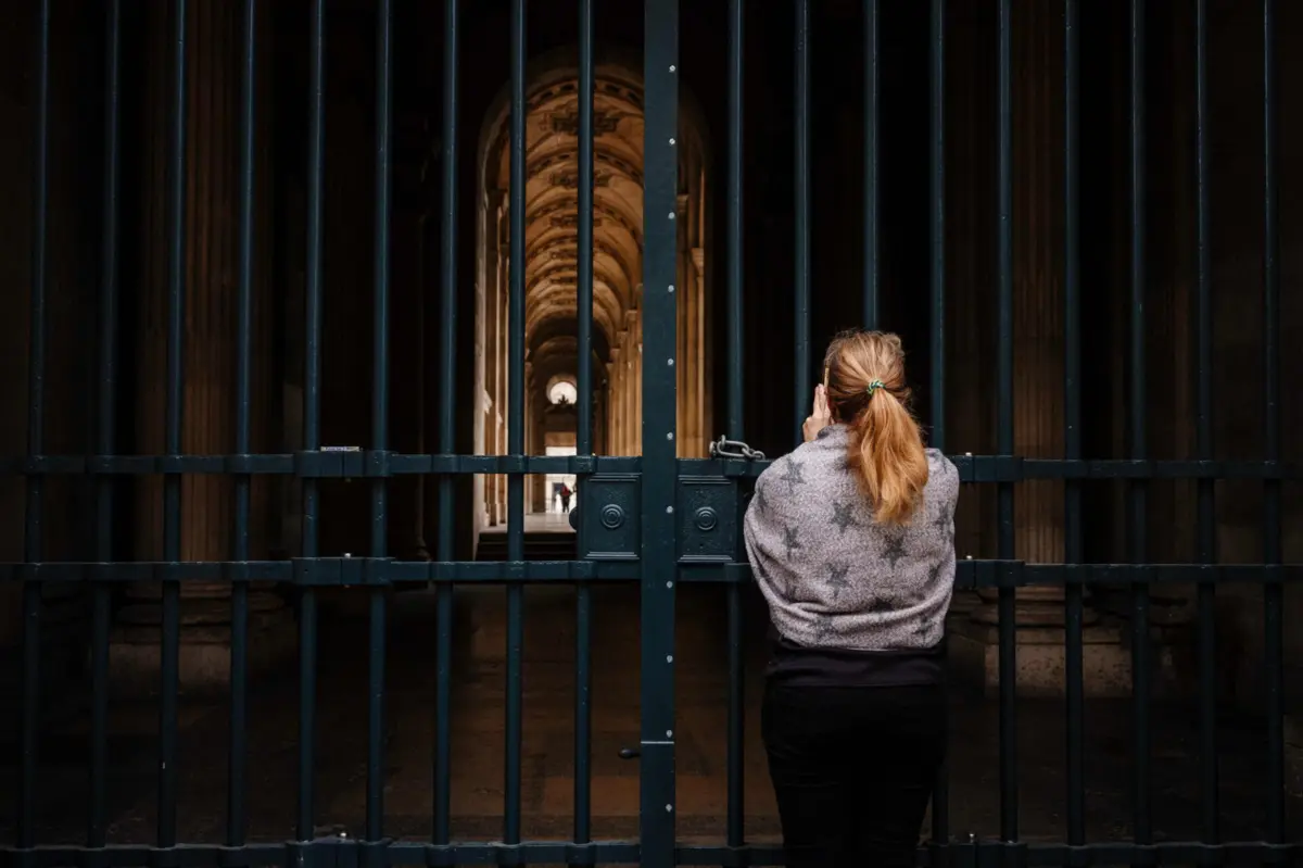 Imagem de contexto do artigo Museu do Louvre mantém-se encerrado após roubo de várias joias