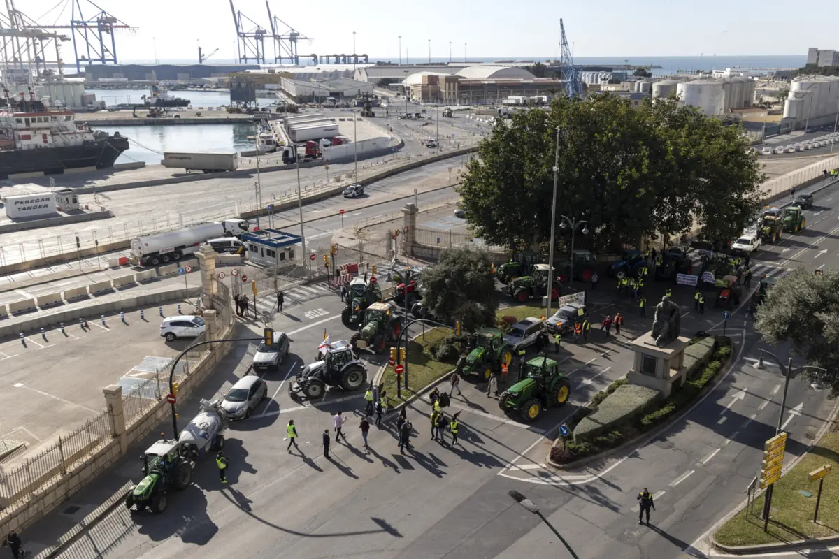 Imagem de contexto do artigo Protestos de agricultores em Espanha continuam a bloquear estradas e porto de Málaga
