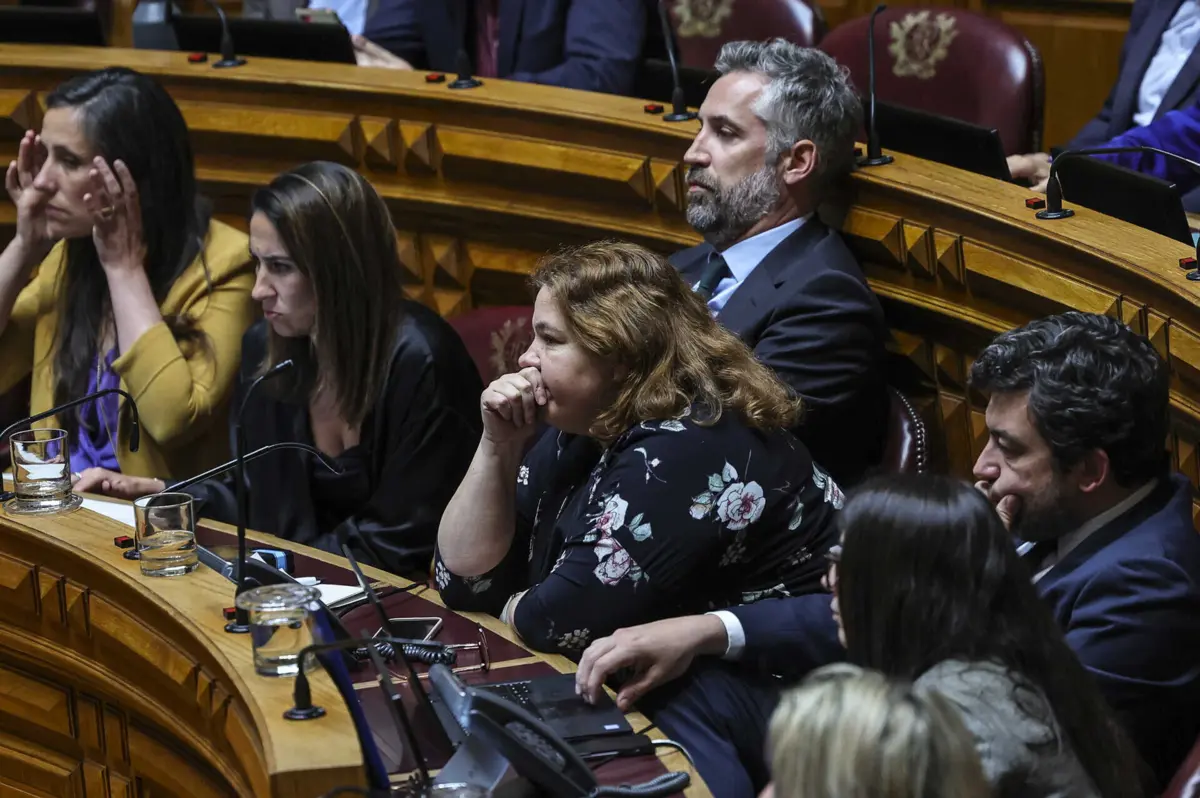 Imagem de contexto do artigo "Contraria discurso do OE sem aumento de impostos." PS acusa Governo de faltar à verdade ao subir ISP